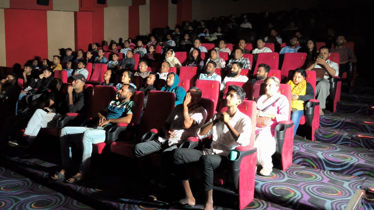 বহু দৰ্শকে আধাতে সামৰি ছবিগৃহৰ পৰা ওলাই আহিছে। কিয়নো প্ৰিয় কণ্ঠশিল্পীজনক চাব পৰা নাই। লখিমপুৰৰ ছবিগৃহৰ পৰা উচুপি-উচুপি আধাতেই ওলাই আহি এজন দৰ্শকে কলে, 'কি হেৰুৱাইছো আমি! মই আৰু চাব নোৱাৰিলো।'