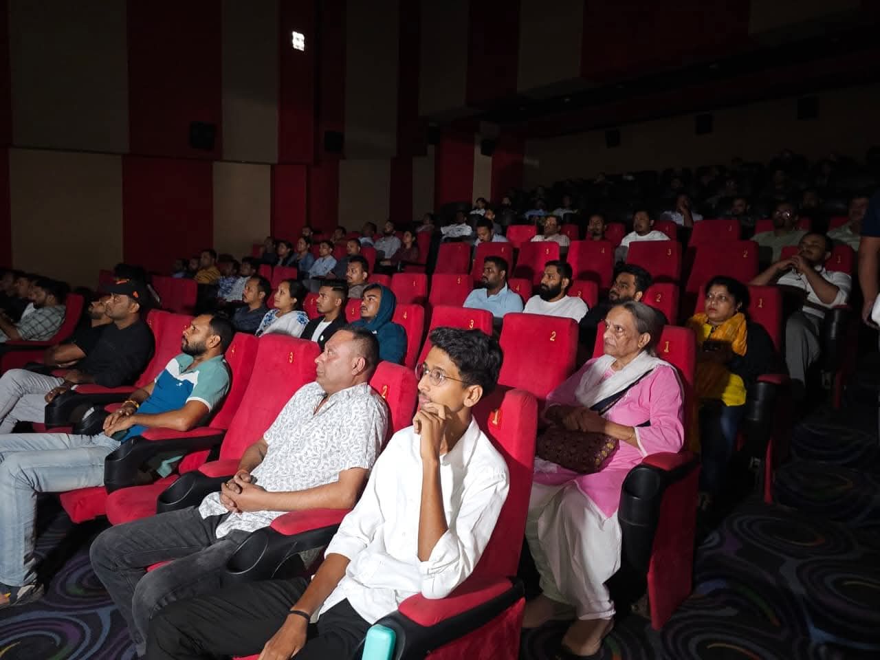 ইফালে অসমৰ বিভিন্ন ছবিগৃহত 'ৰৈ ৰৈ বিনালে' চলি থকা মুহূৰ্তত অনুৰাগীৰ মুখত 'জয় জুবিন দা ধ্বনি শুনা গ'ল। বহু অনুৰাগীয়ে ক'লে, 'এতিয়াও বিশ্বাস কৰিব পৰা নাই দাদা যে, আমাৰ মাজত নাই। এই চিনেমাখনক জুবিন দাৰ জীৱনৰ আটাইতকৈ শ্ৰেষ্ঠ চিনেমা বুলি ক'ব লাগিব।'