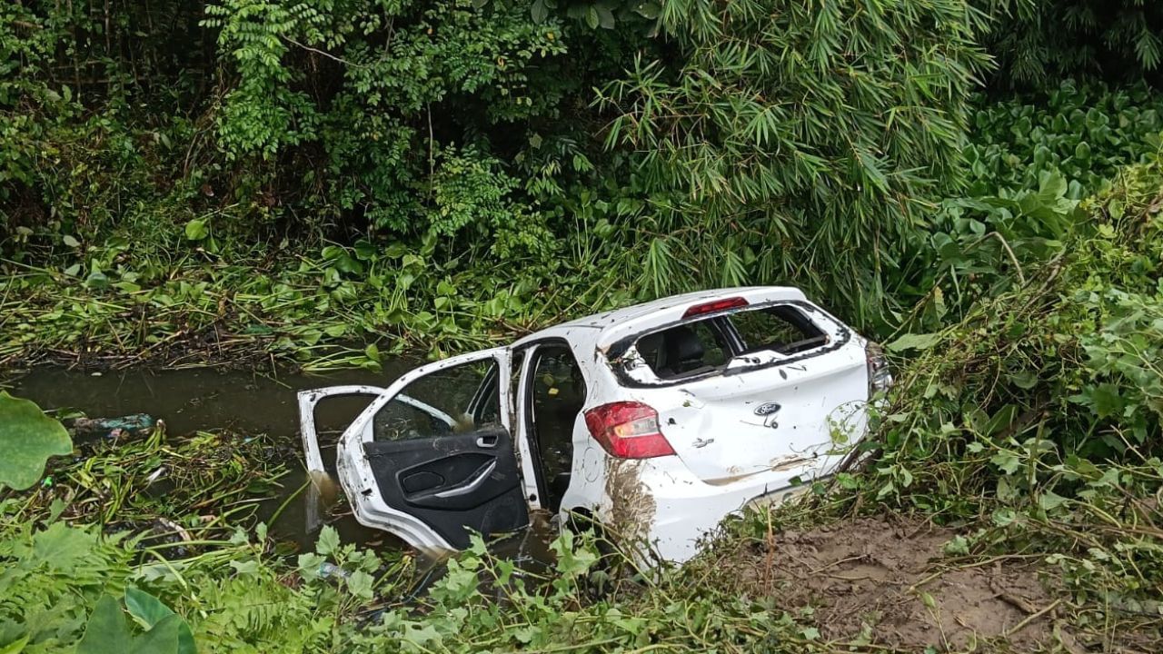 দুৰ্গা পূজাৰ নৱমী দিনটোতে ৰাজ্যত সংঘটিত হৈছে এক শোকাৱহ দুৰ্ঘটনা। নিয়ন্ত্ৰণ হেৰুৱাই দ' খাৱৈত সোমাই যায় এখন বিলাসী বাহন।