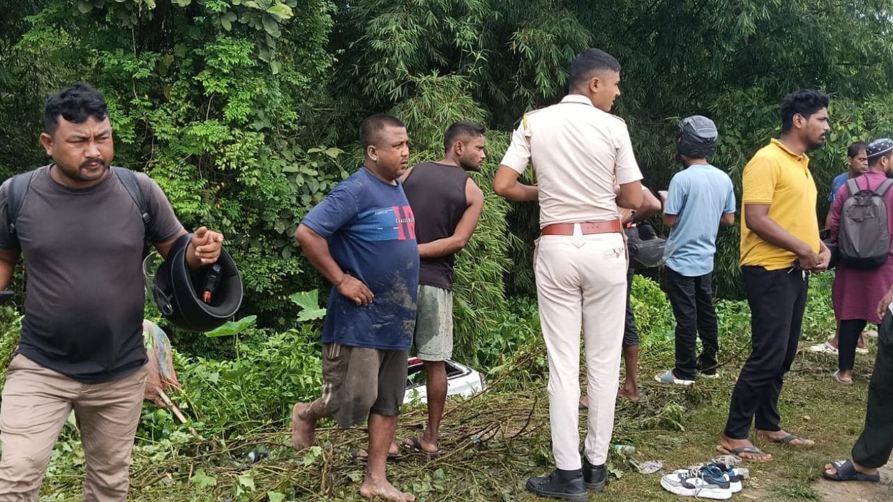 ভয়ংকৰ দুৰ্ঘটনাটোত নিহত হৈছে বাহনখনত থকা তিনিগৰাকী আৰোহী। ডিব্ৰুগড়ৰ চেঁচা মৈদামৰ সমীপত সংঘটিত হৈছে ভয়ংকৰ পথ দুৰ্ঘটনাটো।