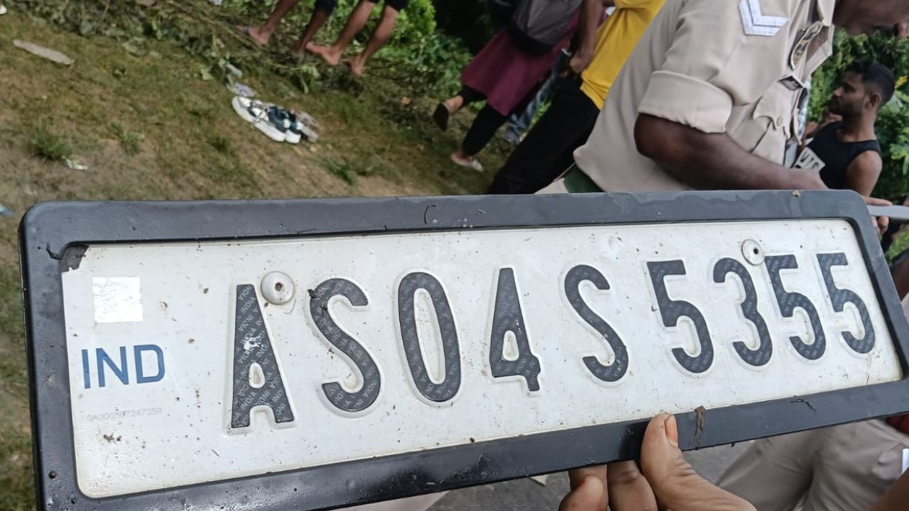 চিকিৎসালয়লৈ নিয়াৰ পথত মৃত্যু হয় এগৰাকী যুৱতীৰ। দুৰ্ঘটনাগ্ৰস্ত চাৰিচকীয়া বাহনখনৰ নম্বৰ AS 04 S 5355।