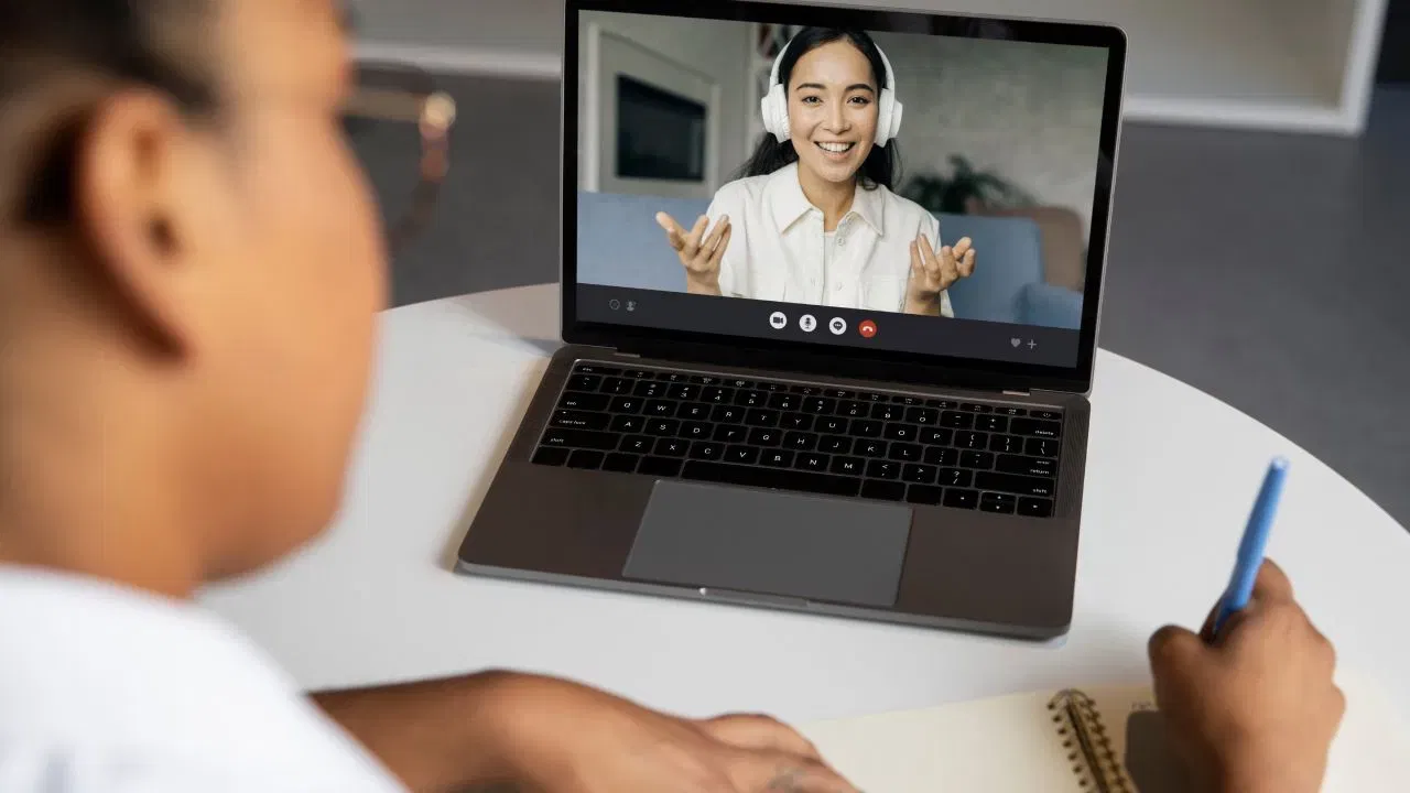 যদি আপুনি পঢ়া-শুনাত ভাল বা কোনো বিষয়ৰ ওপৰত দৃঢ় ধাৰণা ৰাখে তেন্তে আপুনি অনলাইন শিক্ষক হ’ব পাৰে। আজিকালি শিশু আৰু পেছাদাৰী উভয়েই ডিজিটেল ক্লাছ পছন্দ কৰে। আপুনি স্কুলৰ বিষয়, ভাষা, আনকি এস.ই.অ’ আৰু বিপণনৰ দৰে ডিজিটেল দক্ষতাও শিকাব পাৰে। সন্ধিয়া বা ছুটিৰ দিনত কিছু সময় সহজেই ভাল উপাৰ্জন সম্ভৱ।