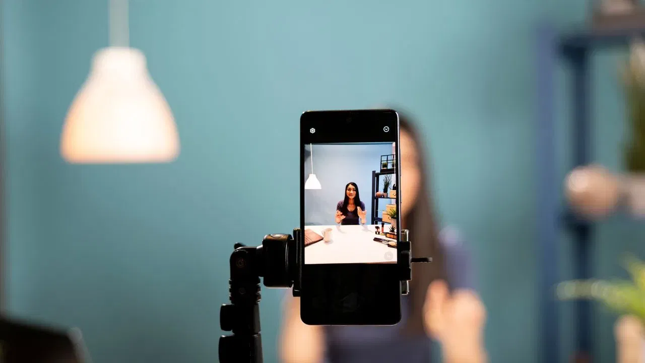 যদি আপুনি ফেশ্বন, বিত্ত, ভ্ৰমণ, বা প্ৰযুক্তিৰ দৰে বিষয়ৰ ওপৰত কথা ক’বলৈ বা লিখি ভাল পায়, তেন্তে এটা ব্লগ বা ইউটিউব চেনেল আৰম্ভ কৰক। প্ৰথম অৱস্থাত কিছু কষ্টৰ প্ৰয়োজন হ’ব, কিন্তু আপোনাৰ দৰ্শক বৃদ্ধি হোৱাৰ লগে লগে ব্ৰেণ্ড ডিল আৰু বিজ্ঞাপনৰ ৰাজহ বৃদ্ধি পাব। আপোনাৰ বিষয়বস্তুত সামঞ্জস্য বজাই ৰাখক, আৰু ফলাফলসমূহ অনুসৰণ কৰাটো নিশ্চিত।