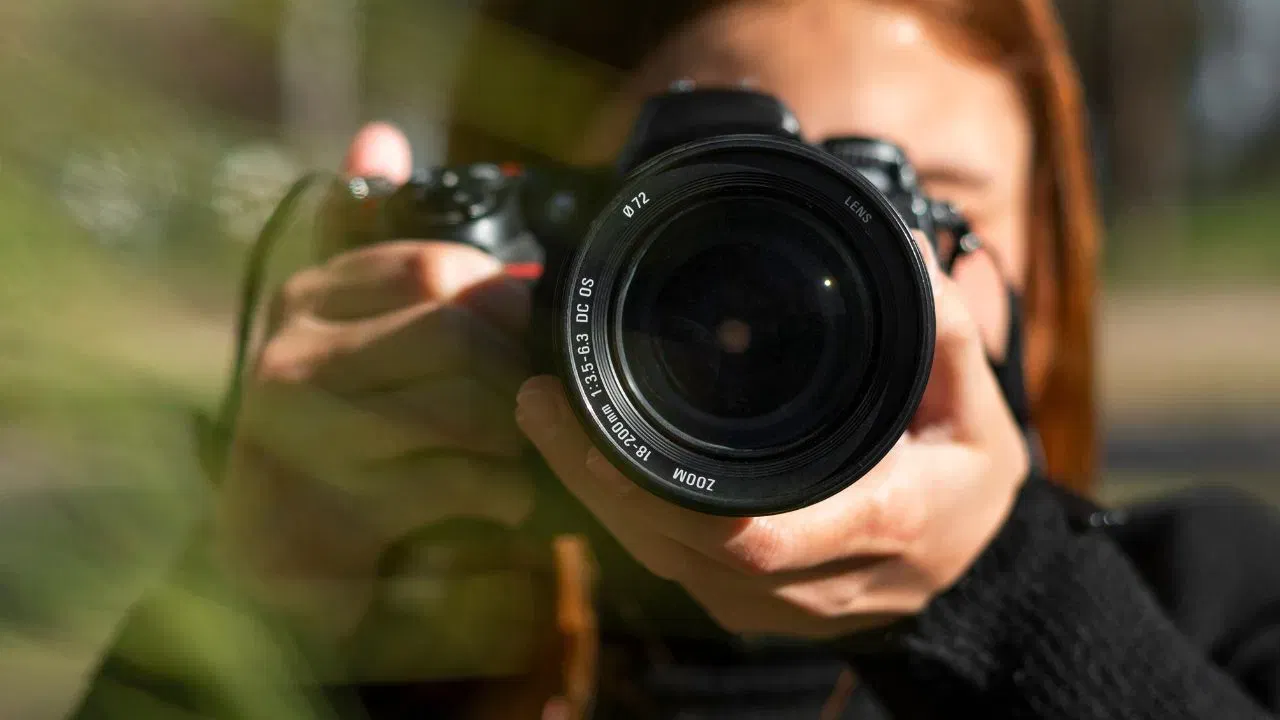 যদি কেমেৰা আপোনাৰ বন্ধু হয়, তেন্তে ফটোগ্ৰাফী এটা ডাঙৰ অপচন হ’ব পাৰে। বিয়া, ইভেণ্ট বা প্ৰডাক্ট শ্বুটে যথেষ্ট আয়ৰ সৃষ্টি কৰিব পাৰে। ইয়াৰ উপৰিও শ্বাটাৰষ্টক বা এড’ব ষ্টকত আপোনাৰ ফটো বিক্ৰী কৰি পেচিভ ইনকাম লাভ কৰিব পাৰিব।