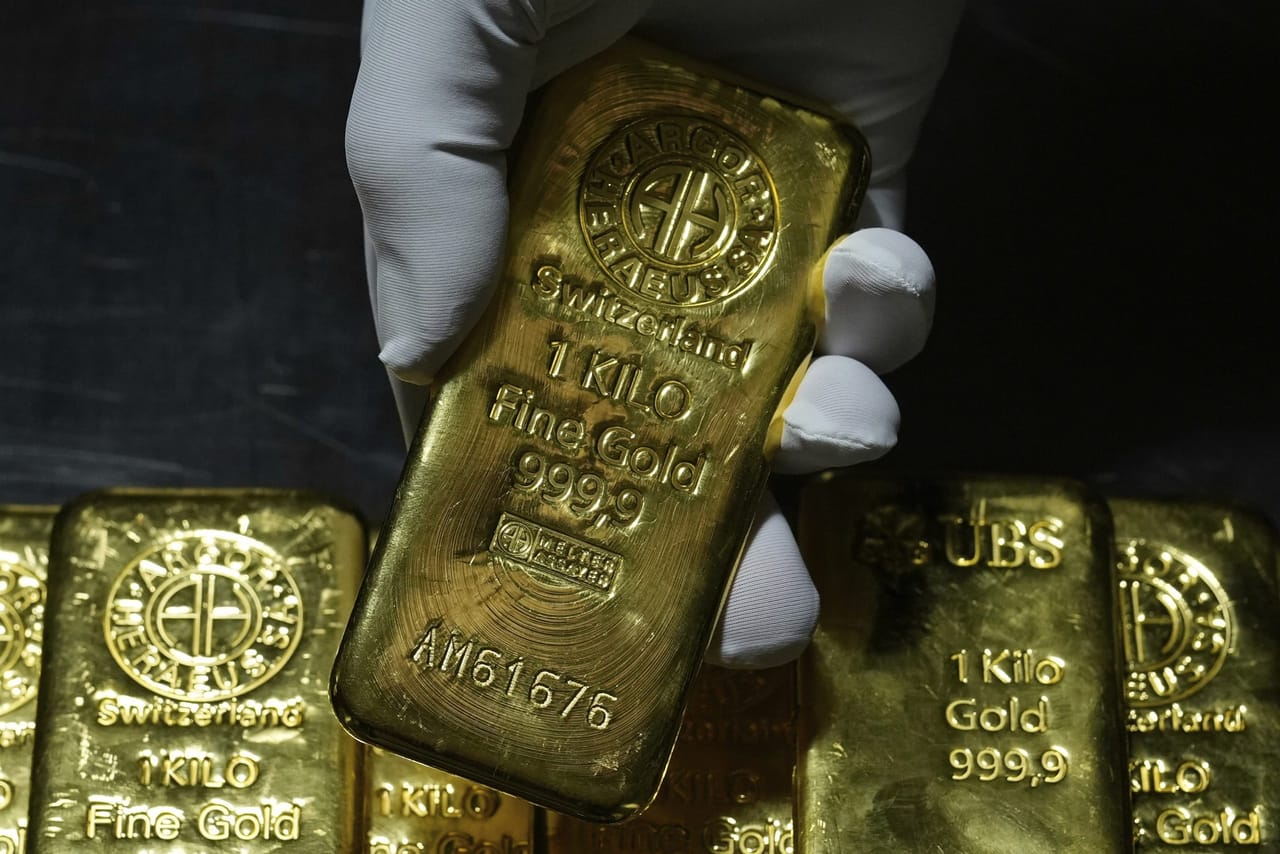 ২৮ নৱেম্বৰত পুৱা ১২:১৫ বজালৈকে সোণৰ স্পট মূল্য ২৪ কেৰেটৰ বিশুদ্ধতাৰ বাবে প্ৰতি আউন্সত ৪,১৫৭ ডলাৰৰ অলপ ওপৰত আছিল। আনহাতে ৰূপ কেৱল ঘৰুৱা প্ৰয়োজনীয় হিচাপেই নহয়, মূল বিনিয়োগ আৰু ঔদ্যোগিক ধাতু হিচাপেও জিলিকি আছে। ২৮ নৱেম্বৰত পুৱা ১২:১৫ বজালৈকে ৰূপৰ স্পট মূল্য প্ৰতি আউন্সত ৫৩ ডলাৰৰ অলপ ওপৰত অব্যাহত আছিল।