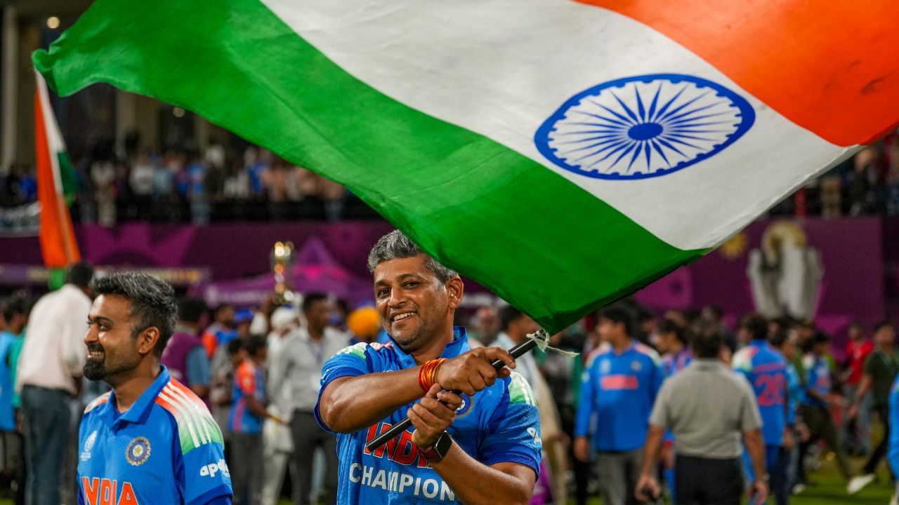 ৰঞ্জী ট্ৰফীৰ ইতিহাসত দ্বিতীয় সৰ্বাধিক ৰান সংগ্ৰহকাৰী অমল মুজুমদাৰে ২০০৯-১০ আৰু ২০১০-১১ ছিজনৰ ৰঞ্জী ট্ৰফীত অসমক প্ৰতিনিধিত্ব কৰিছিল। ২০০৯ চনৰ ছৈয়দ মুস্তাক ট্ৰফীৰ বাবে ঘোষিত মুম্বাই দলৰ পৰা বাদ পৰাৰ পিছত অসম দলত যোগ দিছিল অমল মুজুমদাৰে।