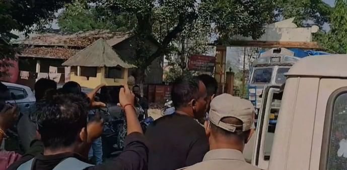 দক্ষিণ কামৰূপৰ পলাশবাৰী আৰক্ষী থানাৰ অন্তৰ্গত ৰামপুৰত উদ্ধাৰ কৰা হয় এটা হস্ত নিৰ্মিত পিষ্টল। যাৰ বাবে তপন মজুমদাৰ নামৰ এজন লোকক আটক কৰে আৰক্ষীয়ে।