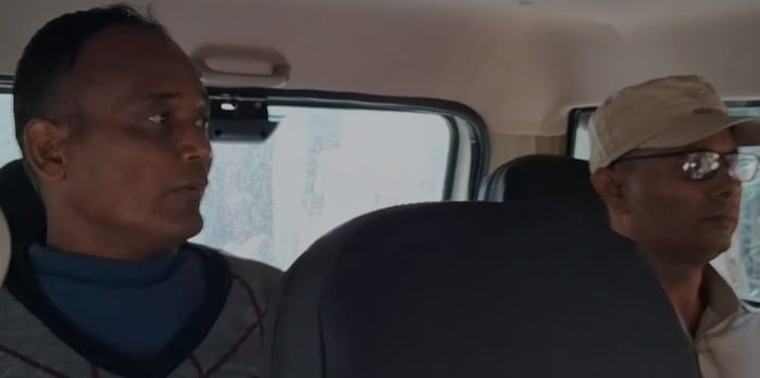 আৰক্ষীয়ে তপন মজুমদাৰৰ পৰা উদ্ধাৰ কৰে তিনিটা সজীৱ গুলী আৰু এটা খালি কাৰ্টিজ।