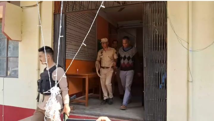 উল্লেখ্য যে, তপন মজুমদাৰক হস্ত নিৰ্মিত পিষ্টলটো যোগান ধৰিছিল লোহাৰঘাট শালবাৰী অঞ্চলৰ যতীন ৰাভা নামৰ এজন ব্যক্তিয়ে।