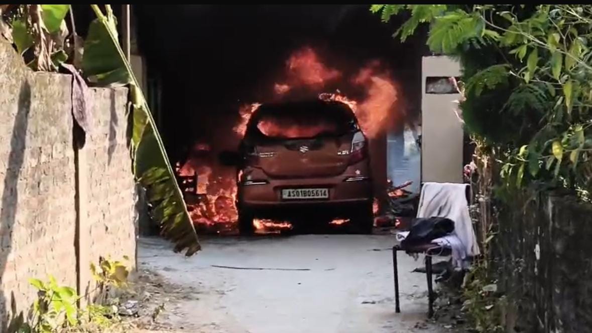 কিন্তু চকুৰ পলকতে জুইৰ লেলিহান শিখাই আগুৰি ধৰে চৌদিশ। জুইত ভস্মীভূত কেইবাখনো বাহন, লগতে নষ্ট হয় কেইবা লক্ষাধিক টকাৰ সা-সম্পত্তি।