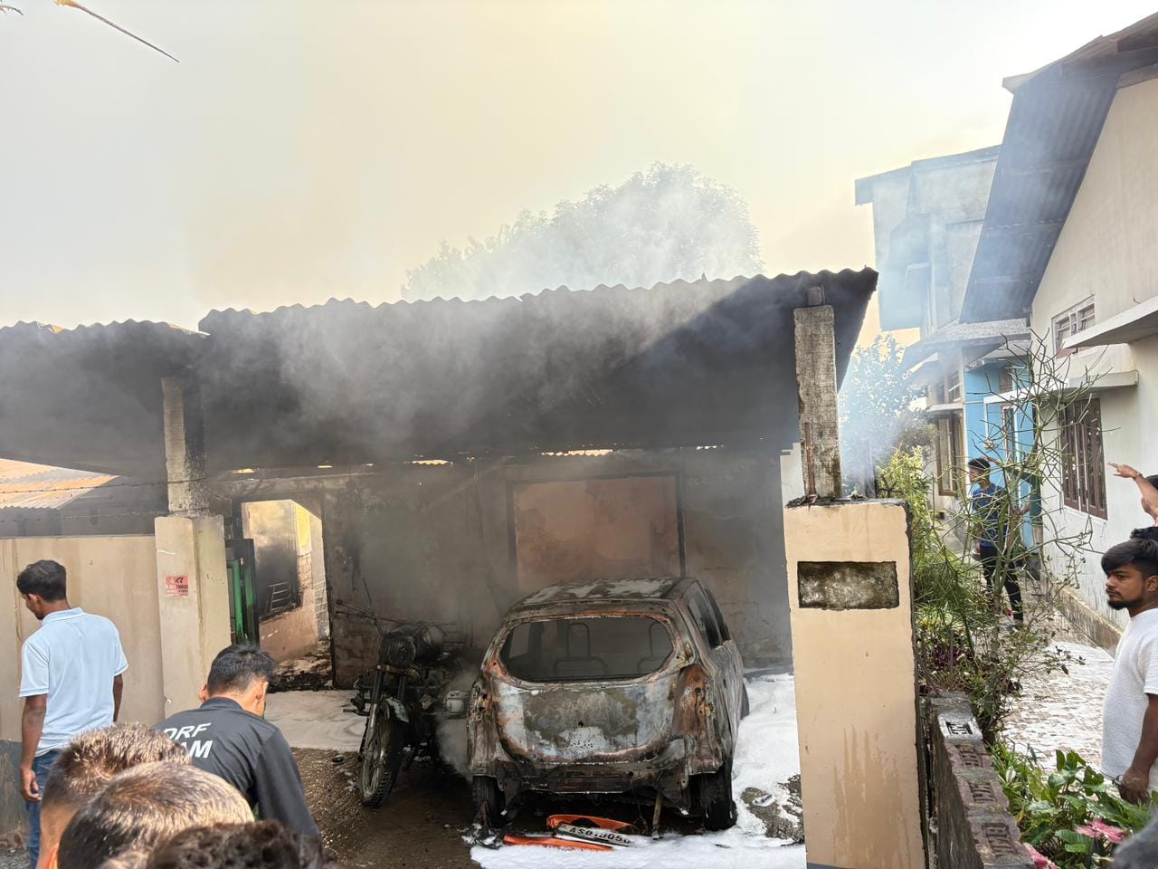 তথ্যনুসৰি, ঘৰটোত থকা সকলো লোক বাহিৰলৈ ওলাই গৈছিল বৃদ্ধ ব্যক্তিজনক ঘৰত থৈ। ব্যক্তিজনে খোজ কাঢ়িব নোৱাৰে সেয়ে নাতিনীয়েকে ডাইপাৰ আনিবলৈ গৈছিল, সেই সময়তে সংঘটিত হয় এই ভয়ংকৰ ঘটনা।