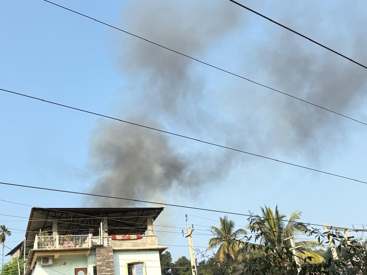 হেঙেৰাবাৰীৰ কালী মন্দিৰৰ সমীপৰ অৰুণোদয় পথত ভয়ংকৰ অগ্নিকাণ্ড! এটা ভাড়াঘৰৰ পৰা সূত্ৰপাত হয় জুইৰ।