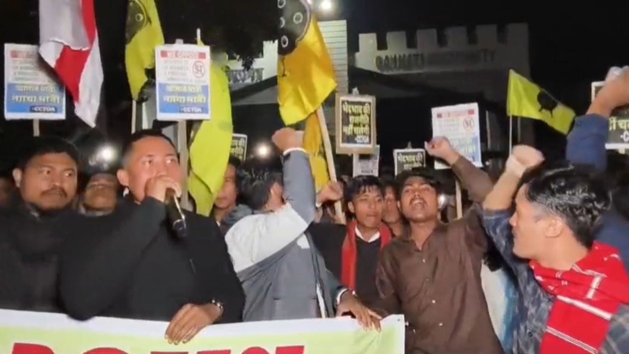 প্ৰতিবাদী ছাত্ৰ সকলৰ দাবী, ‘জনজাতিকৰণ জন্মগত অধিকাৰ, প্ৰতিবাদ কৰিলেই জনজাতি হৈ নাযায়।’ কোনো কাৰণতে ৬জনগোষ্ঠীৰ জনজাতিকৰণ মানি নোলোৱাৰ হুংকাৰ দি প্ৰতীবাদী ছাত্ৰসকলে লগতে ৬ জনগোষ্ঠীৰ উন্নয়নৰ বাবে বিকল্প পদক্ষেপ গ্ৰহণৰ দাবী তোলে।