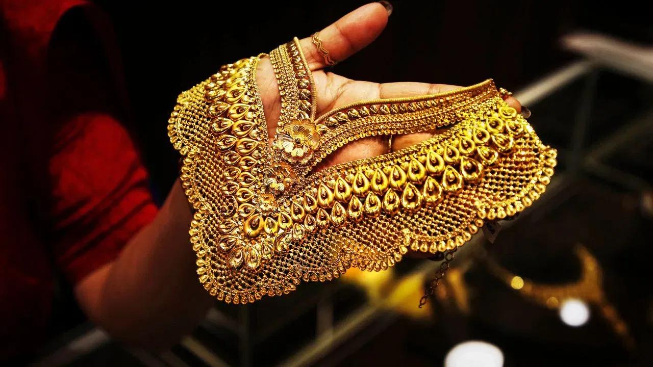 আজি গুৱাহাটীৰ বজাৰত ২৪ কেৰেট সোণৰ দাম প্ৰতি গ্ৰামত ১১, ৯৯৪ টকা। ২২ কেৰেট সোণৰ দাম প্ৰতি গ্ৰামত ১১,৩৭৫ টকা। কালি ২২ কেৰেটৰ ১ গ্ৰাম সোণৰ দাম আছিল ১১,৪৪০ টকা।