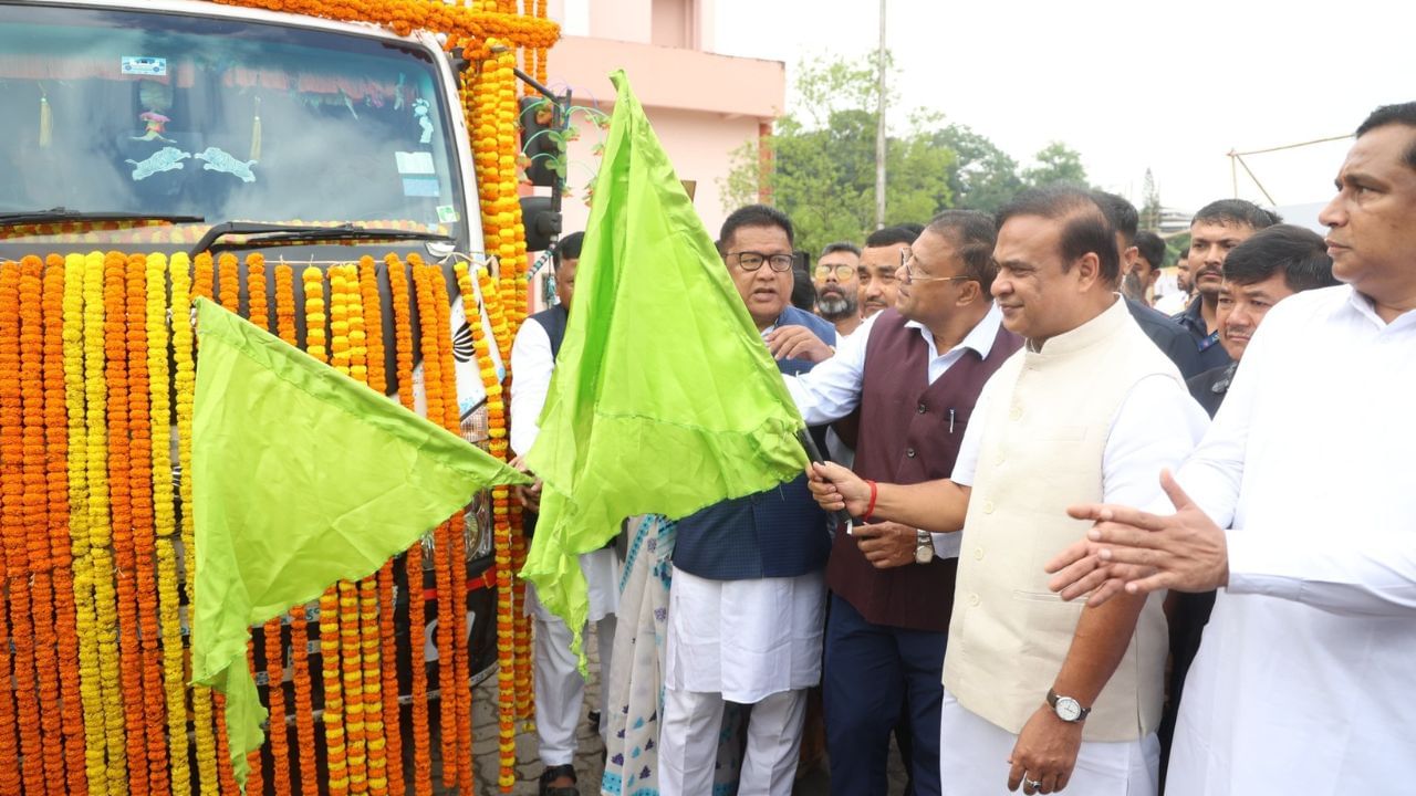 বিশ্ববিদ্যালয়খনৰ ভূমি পূজন অনুষ্ঠানত ৰাজ্যৰ বিভিন্ন প্ৰান্তৰপৰা ‘অমৃত কলহ যাত্ৰা’ৰ জৰিয়তে সংগ্ৰহ কৰা মাটি ব্যৱহাৰ কৰা হ’ব। বৃহস্পতিবাৰে মুখ্যমন্ত্ৰী হিমন্ত বিশ্ব শৰ্মাই বিশ্ববিদ্যালয়ৰ ভূমি পূজনৰ বাবে শ্ৰীমন্ত শংকৰদেৱ কলাক্ষেত্ৰত সংৰক্ষণ কৰি ৰখা ২৭০টা অমৃত কলহ কঢ়িয়াই নিয়া বাহনৰ ফ্লেগ অফ কৰিছিল।