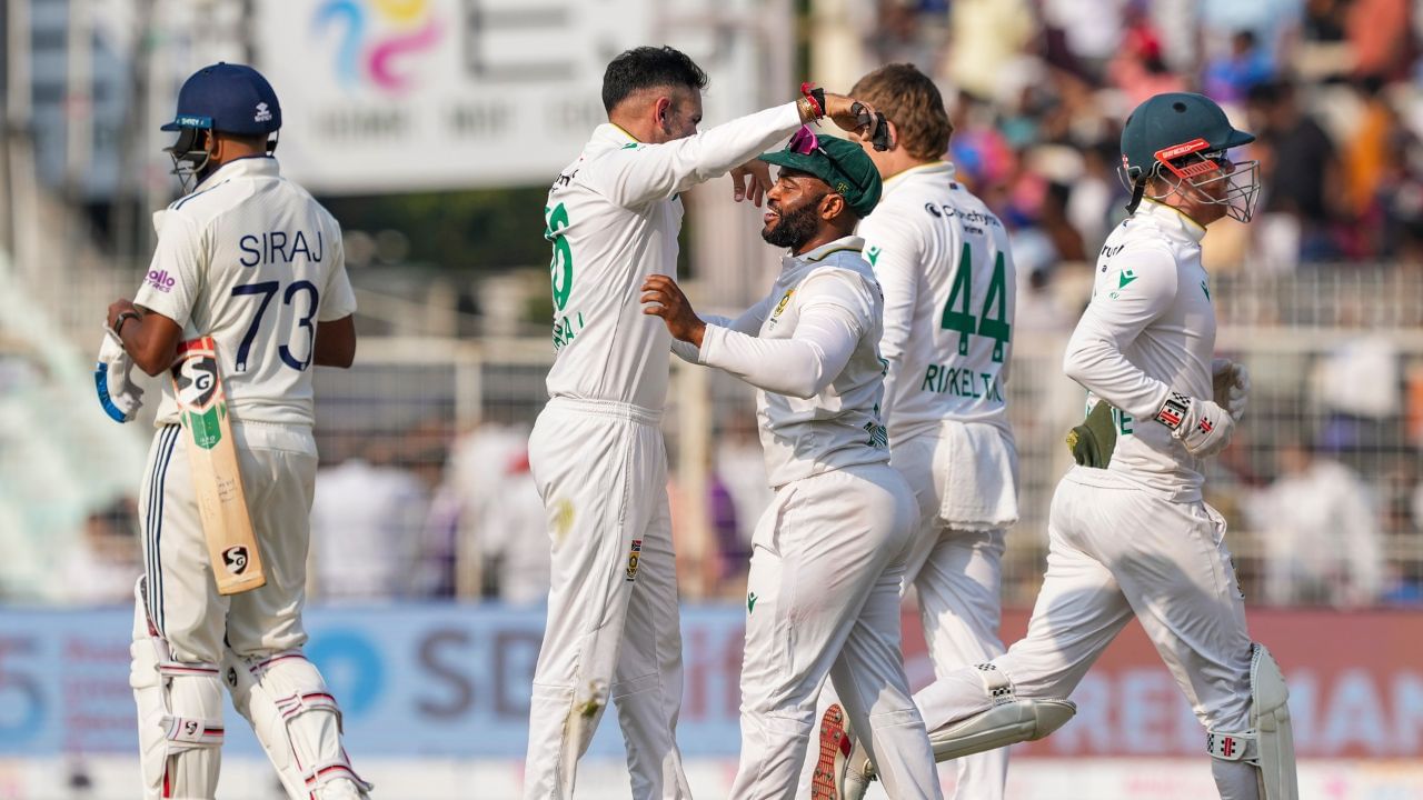 ইতিমধ্যে কলকাতাৰ ইডেন গাৰ্ডেনত অনুষ্ঠিত হোৱা শৃংখলাৰ প্ৰথমখন মেচত দক্ষিণ আফ্ৰিকাই জয়লাভ কৰিছিল আৰু শৃংখলাত ১-০ৰ অগ্ৰগতি লাভ কৰিছিল। তেনে পৰিস্থিতিত শৃংখলা যাতে হেৰুৱাবলগা নহয়, তাৰ বাবে বৰ্ষাপাৰা টেষ্টত যিকোনো প্ৰকাৰেই জয়ী হ’ব লাগিব ভাৰতীয় দল।