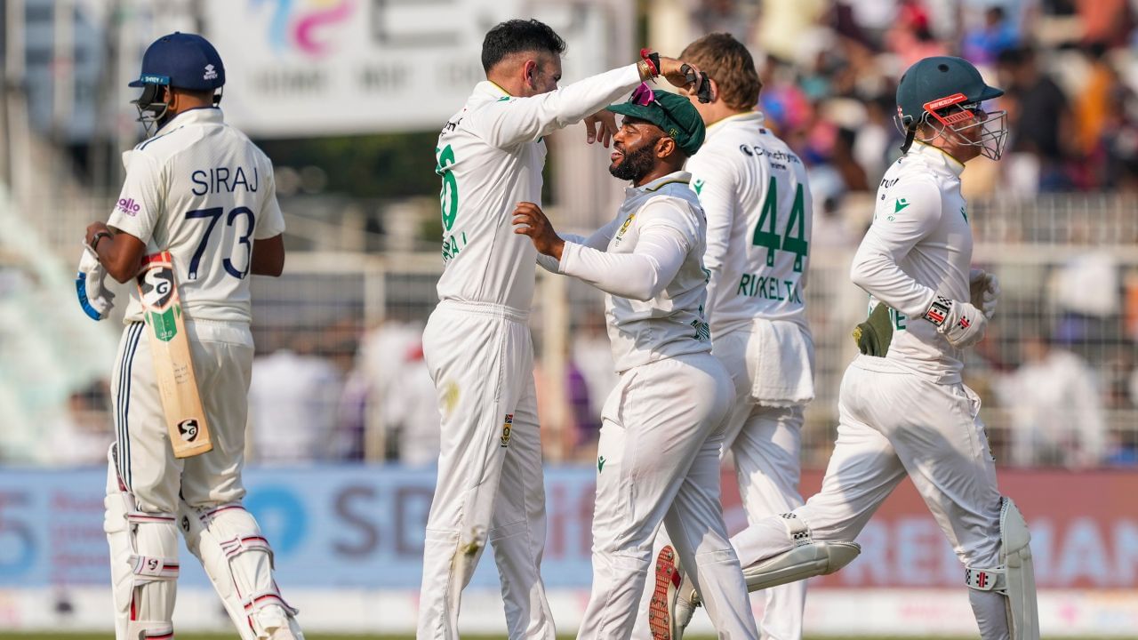 দক্ষিণ আফ্ৰিকাৰ বিৰুদ্ধে দুখন মেচৰ টেষ্ট শৃংখলাৰ প্ৰথমখন টেষ্টত লজ্জাজনক পৰাজয়ৰ সন্মুখীন হৈছে ভাৰত। ইডেন টেষ্টত ভাৰত ৩০ ৰানৰ পৰাস্ত হয়। এই পৰাজয়ৰ পিছত এতিয়া দ্বিতীয়খন টেষ্টত প্ৰত্যাৱৰ্তন ঘটাব লাগিব ভাৰতীয় দলে।