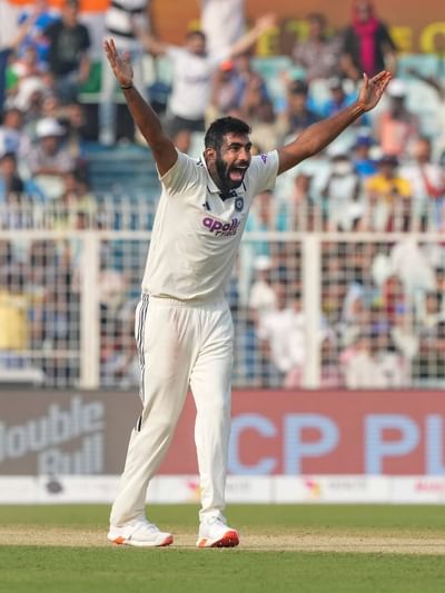 আক্ৰাম, অশ্বিন সকলোকে অতিক্ৰম বুমৰাহৰ; গঢ়িলে এনে অনন্য অভিলেখ