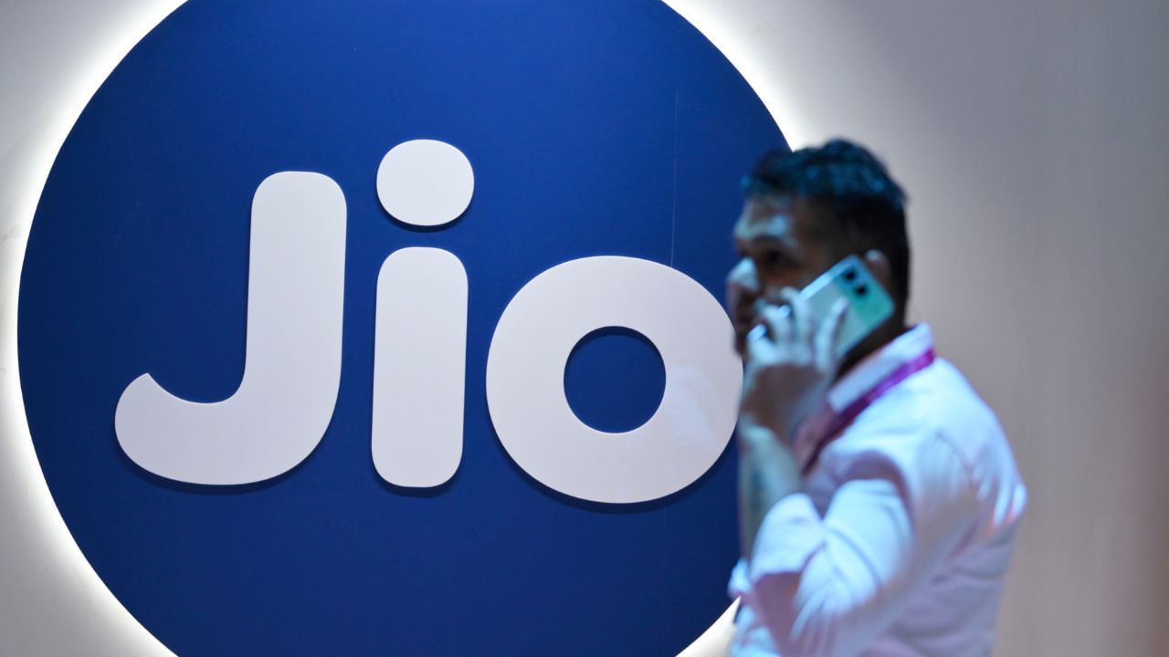 Jio 152 Plan Details: এই প্লেনত প্ৰতিদিনে 0.5 GB হাইস্পীড ডাটা, 300 SMS আৰু আনলিমিটেড ভইচ কলিঙৰ সুবিধা আছে। 28 দিনৰ বাবে এই পৰিকল্পনাৰ বৈধতা লাভ কৰিব।