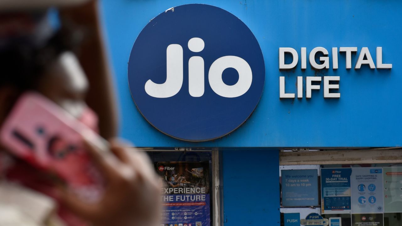 Jio 123 Plan Details: 123 টকাৰ এই Jio ৰিচাৰ্জ প্লেনত প্ৰতিদিনে 0.5GB হাইস্পীড ডাটা, 300 SMS আৰু আনলিমিটেড ভইচ কলিঙৰ সুবিধা লাভ কৰিব। 28 দিনৰ বৈধতাৰ এই প্লেনৰ জৰিয়তে Jio TV আৰু Jio Saavn ৰ বিনামূলীয়া ব্যৱহাৰৰ সুবিধা আছে।