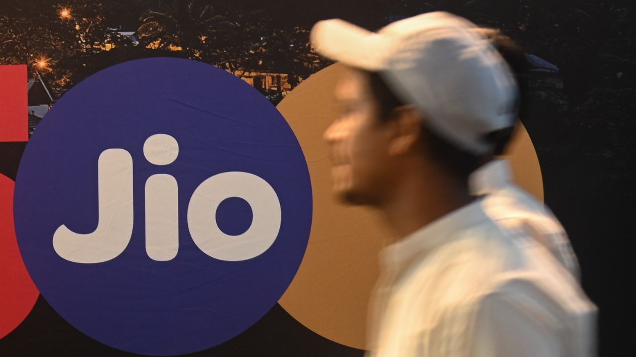 Jio 91 Plan Details: 91 টকাৰ এই Reliance Jio প্লেনত প্ৰতিদিনে 100MB ডাটা আৰু 28 দিনৰ বৈধতা প্ৰদান কৰা হয়। এই পৰিকল্পনাৰ জৰিয়তে কোম্পানীটোৱে 200MB অতিৰিক্ত ডাটাও আগবঢ়াইছে। আনলিমিটেড কলিং আৰু 50 SMS লগতে এই প্লেনত Jio TV আৰু Jio AI ক্লাউডৰ বিনামূলীয়া সুবিধাও আছে।