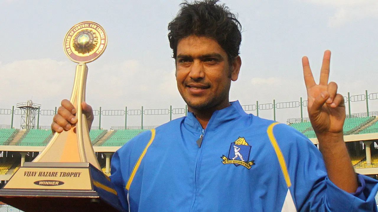 ভাৰতীয় দলক প্ৰতিনিধিত্ব কৰাৰ সুযোগ পোৱা অলৰাউণ্ডাৰ লক্ষ্মী ৰতন শুক্লাই ক্ৰিকেটৰ পৰা অৱসৰ গ্ৰহণ কৰি ৰাজনীতিত প্ৰৱেশ কৰে। ২০১৬ চনৰ বংগ বিধানসভাৰ নিৰ্বাচনত তেওঁ উত্তৰ হাওৰাৰ আসনত জয়লাভ কৰিছিল। মমতা বেনাৰ্জী দ্বিতীয়বাৰৰ বাবে বংগৰ মুখ্যমন্ত্ৰী হোৱাৰ সময়ত শুক্লাক যুৱ সেৱা আৰু ক্ৰীড়া বিভাগৰ ৰাজ্যিক মন্ত্ৰী হিচাপে নিযুক্তি দিয়া হৈছিল।