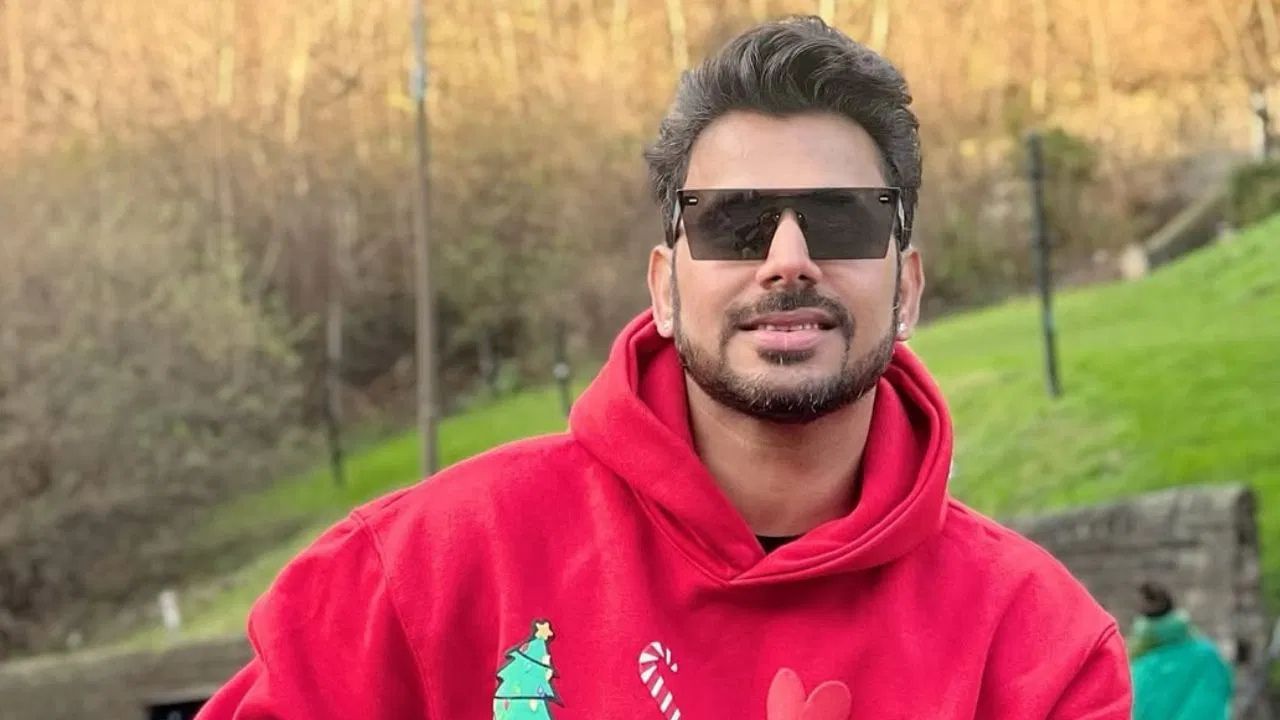 ভাৰতীয় দলৰ প্ৰাক্তন খেলুৱৈ মনোজ তিৱাৰীয়ে ২০২১ চনত সৰ্বভাৰতীয় তৃণমূল কংগ্ৰেছৰ সৈতে ৰাজনৈতিক জীৱন আৰম্ভ কৰিছিল। পৰৱৰ্তী সময়ত তিৱাৰীক মমতা বেনাৰ্জী চৰকাৰত ক্ৰীড়া আৰু যুৱ পৰিক্ৰমা বিভাগৰ ৰাজ্যিক মন্ত্ৰী হিচাপে নিযুক্তি দিয়া হয়।