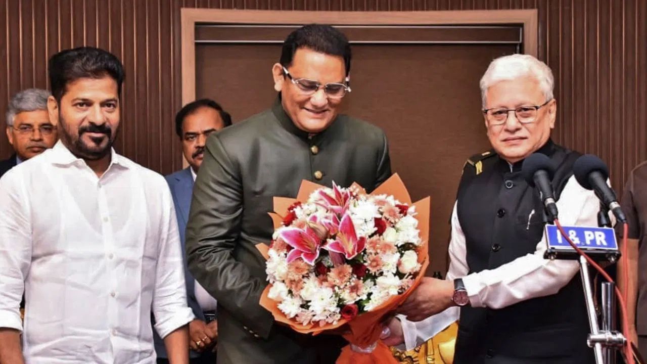 ভাৰতীয় ক্ৰিকেট প্ৰাক্তন অধিনায়ক তথা কংগ্ৰেছ নেতা মহম্মদ আজহাৰউদ্দিনে তেলেংগানা চৰকাৰৰ কেবিনেট মন্ত্ৰী হিচাপে নতুন দায়িত্ব পালনৰ বাবে সাজু হৈছে। ৩১ অক্টোবৰত ৰাজভৱনত ৰাজ্যপাল জিষ্ণু দেৱ বাৰ্মাই তেওঁক শপত গ্ৰহণ কৰায়। বৰ্তমানৰ তেলেংগানা চৰকাৰত একমাত্ৰ মুছলিম সদস্য মহম্মদ আজহাৰউদ্দিনে ২০০৯ চনত কংগ্ৰেছ দলত যোগদান কৰি মোৰাদাবাদ সমষ্টিৰ পৰা সংসদ সদস্য হিচাপে নিৰ্বাচিত হৈছিল। মন্ত্ৰী হিচাপে দায়িত লাভ কৰা আজহাৰউদ্দিনেই দেশৰ প্ৰথমজন ক্ৰিকেটাৰ নহয়; ইয়াৰ পূৰ্বে কেইবাজনো ক্ৰিকেটাৰে মন্ত্ৰী হিচাপে কাৰ্যনিৰ্বাহ কৰি আহিছে।