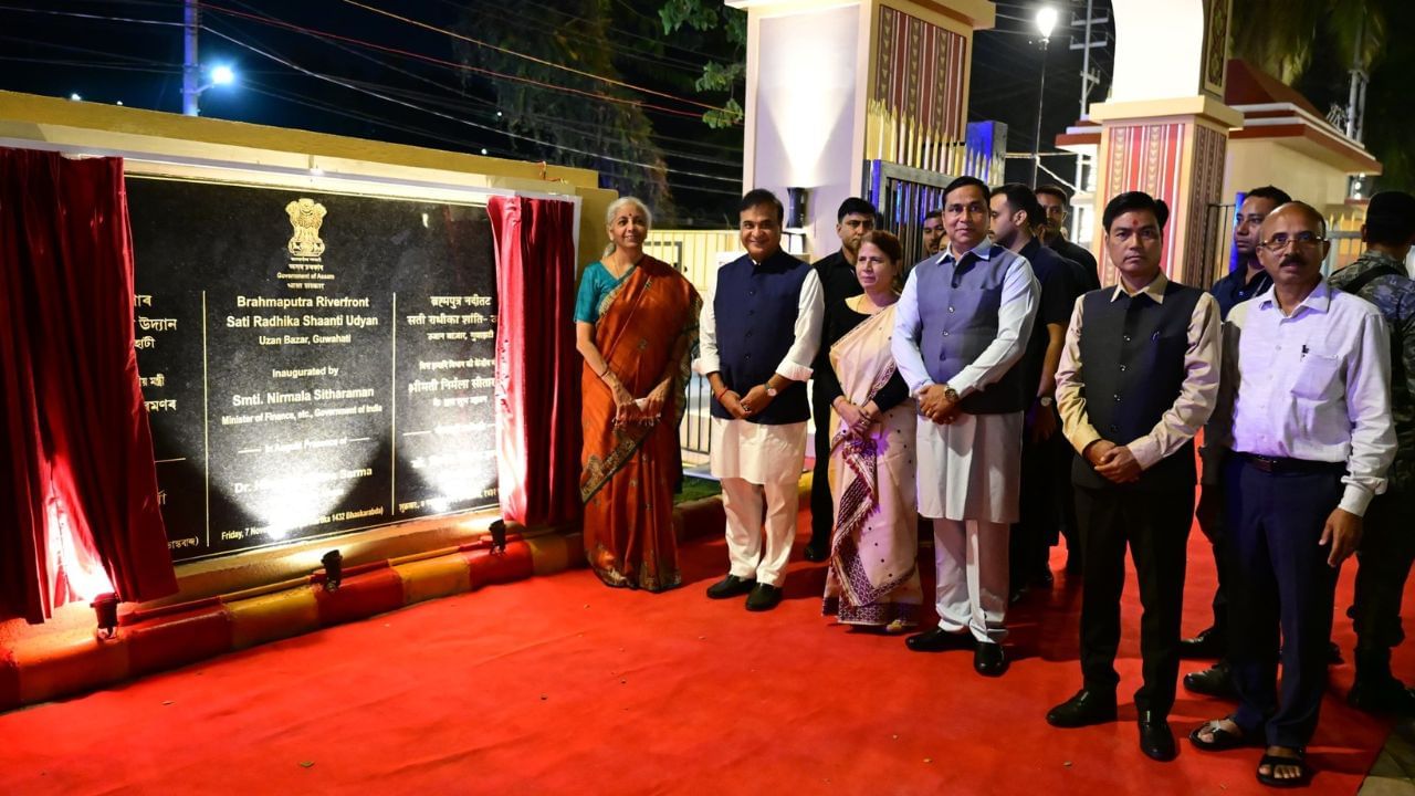 উল্লেখ্য যে শুকুৰবাৰে বিত্তমন্ত্ৰী সীতাৰমণে ভ্ৰমণসূচীৰ প্ৰথম কাৰ্যসূচী হিচাপে জাগীৰোডৰ ছেমিকণ্ডাক্টৰ প্ৰকল্প পৰিদৰ্শন কৰিছিল। ইয়াৰ পিছত তেওঁ নতুন লেণ্ড ৱাটাৰ টাৰ্মিনেল আৰু গুৱাহাটী ৰিভাৰ ফ্ৰণ্ট উদ্বোধন কৰে। লগতে বিজেপি কাৰ্যালয়ত দলীয় কাৰ্যকৰ্তাৰ সৈতে মত বিনিময় অনুষ্ঠানত অংশ লয় বিত্তমন্ত্ৰীগৰাকীয়ে।