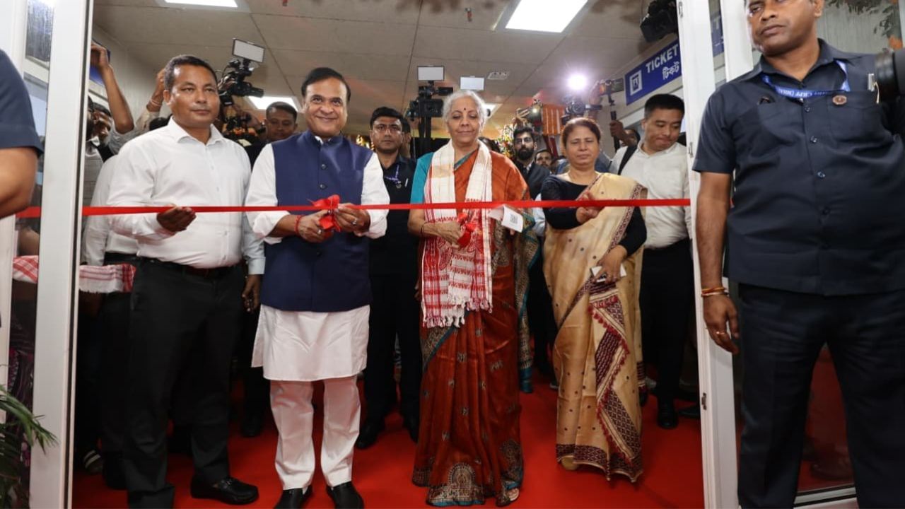 দুদিনীয়া ভ্ৰমণসূচীৰে শুকুৰবাৰে অসমত উপস্থিত হৈছে কেন্দ্ৰীয় বিত্তমন্ত্ৰী নিৰ্মলা সীতাৰমণ। কালি দিনটোত বিত্তমন্ত্ৰীগৰাকীয়ে বহুকেইটা কাৰ্যসূচীত অংশগ্ৰহণ কৰে। আজি দুদিনীয়া ভ্ৰমণসূচীৰ অন্ত পেলাই তেওঁ পুনৰ দিল্লীলৈ উভতিব।