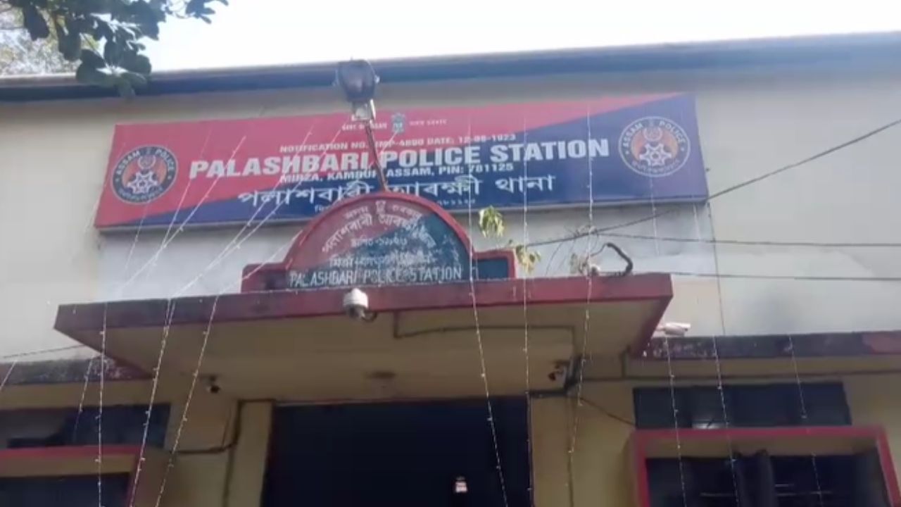 ৰাজ্যৰ ভিন্ন প্ৰান্তত সক্ৰিয় হৈ আছে গৰু চুৰি চক্ৰ। এই অসাধু চক্ৰৰ কু-কৰ্মই টোপনি হৰিছে সাধাৰণ গঞা লোকৰ। শেহতীয়া কিছুদিনত ৰাজ্যৰ বিভিন্ন স্থানত গৰু চুৰিৰ ঘটনা পোহৰলৈ আহিছে। দক্ষিণ কামৰূপৰ পলাশবাৰী আৰক্ষীৰ ফান্দত পৰিছে এনে এক কুখ্যাত চক্ৰ।