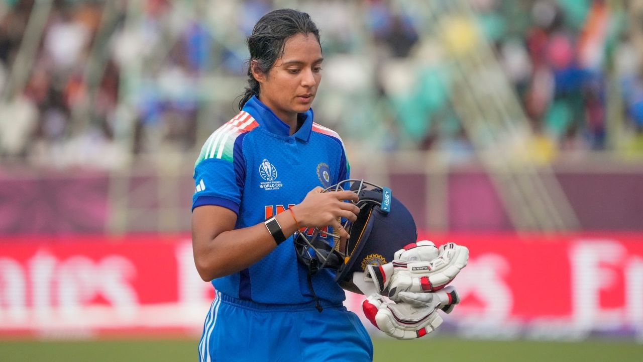 ভাৰতীয় দলৰ সদস্য অপেনিং বেটাৰ প্ৰতীকা ৰাৱালে বিশ্বকাপত দাঙি ধৰিছিল উজ্জীৱিত প্ৰদৰ্শন। প্ৰতিযোগিতাত তেওঁ ভাৰতৰ হৈ দ্বিতীয় সৰ্বাধিক আৰু সামগ্ৰিকভাৱে চতুৰ্থ সৰ্বাধিক ৰান সংগ্ৰহকাৰী হিচাপে পৰিগণিত হয়। প্ৰতীকা ৰাৱালে এটাকৈ শতক আৰু অৰ্ধশতকৰ সহায়ত ৫১.৩৩ গড়ে ৩০৮ ৰান সংগ্ৰহ কৰি ভাৰতৰ নকআউট পৰ্যায়লৈ উন্নীত কৰাত গুৰুত্বপূৰ্ণ ভূমিকা পালন কৰে।