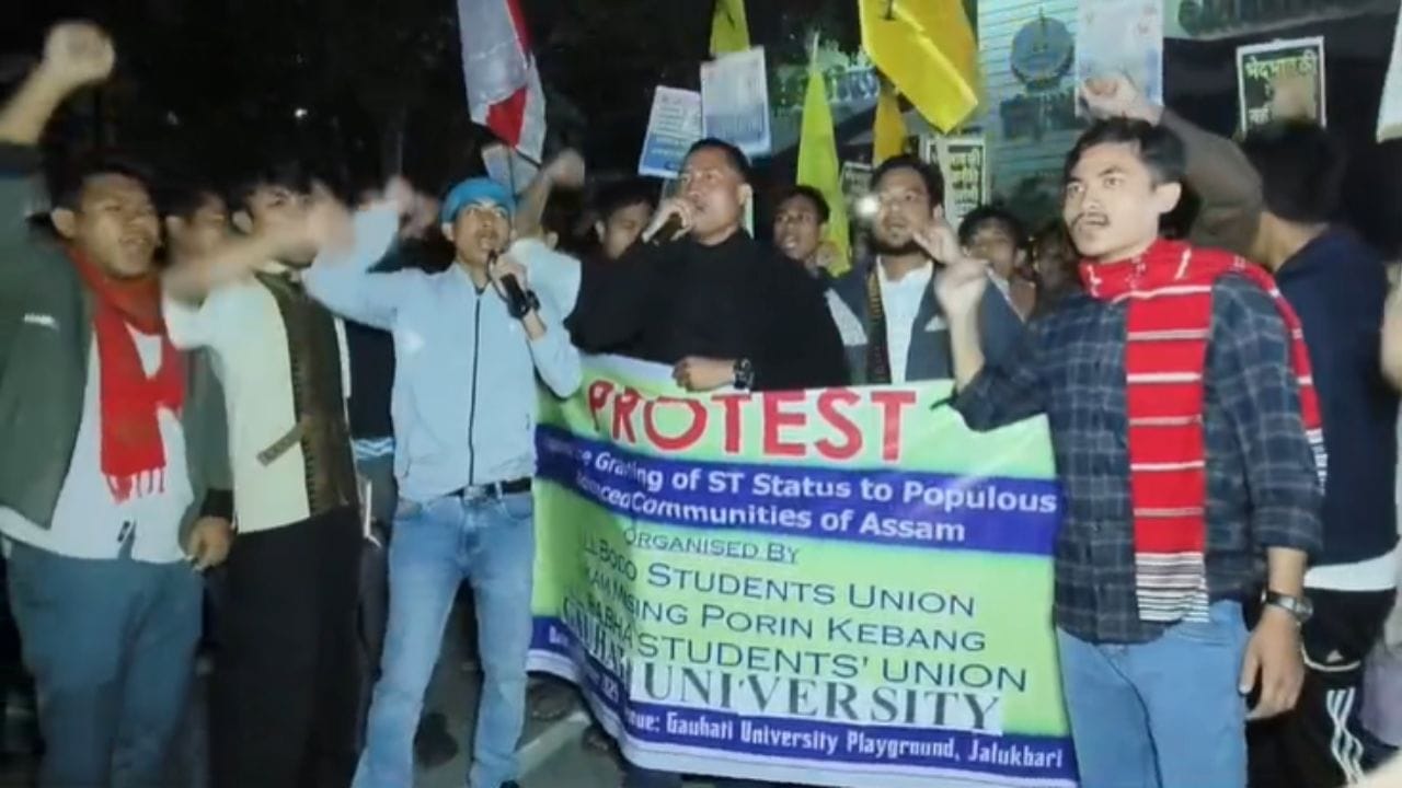 এবছু, টি এম পি কে, ৰাভা ছাত্র সন্থাৰ উদ্যোগত কেইবাটাও জনজাতীয় ছাত্ৰ সংগঠনে বিশ্ববিদ্যালয় চৌহদত যোৱা নিশা ব্যাপক প্রতিবাদী কাৰ্যসূচী ৰূপায়ণ কৰে। নতুনকৈ এই ৬ জনগোষ্ঠীক জনজাতিকৰণৰ স্বীকৃতি দি জন্মগত জনজাতিসকলৰ অধিকাৰ খৰ্ব কৰিব বিচৰাৰ অভিযোগ উত্থাপন কৰে প্ৰতিবাদী ছাত্ৰসকলে।