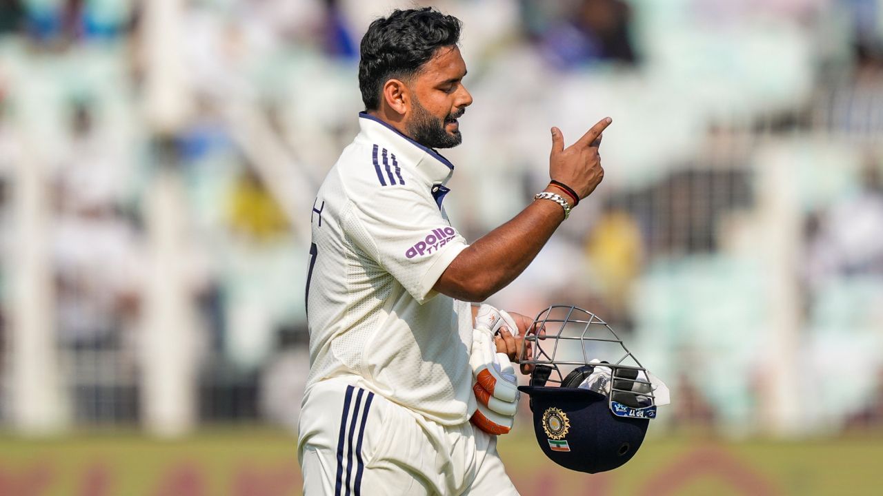 উল্লেখ্য যে ২২ নৱেম্বৰৰ পৰা বৰ্ষাপাৰাত আৰম্ভ হ’ব ভাৰত আৰু দক্ষিণ আফ্ৰিকাৰ মাজত দ্বিতীয়খন টেষ্ট মেচ। প্ৰথমবাৰৰ বাবে বৰ্ষাপাৰাত টেষ্ট ক্ৰিকেট অনুষ্ঠিত হ’ব। এই মেচখনতো যদি গিলে খেলিব নোৱাৰে, তেতিয়া ঋষভ পণ্টে দলৰ অধিনায়কৰ দায়িত্ব পালন কৰিব।