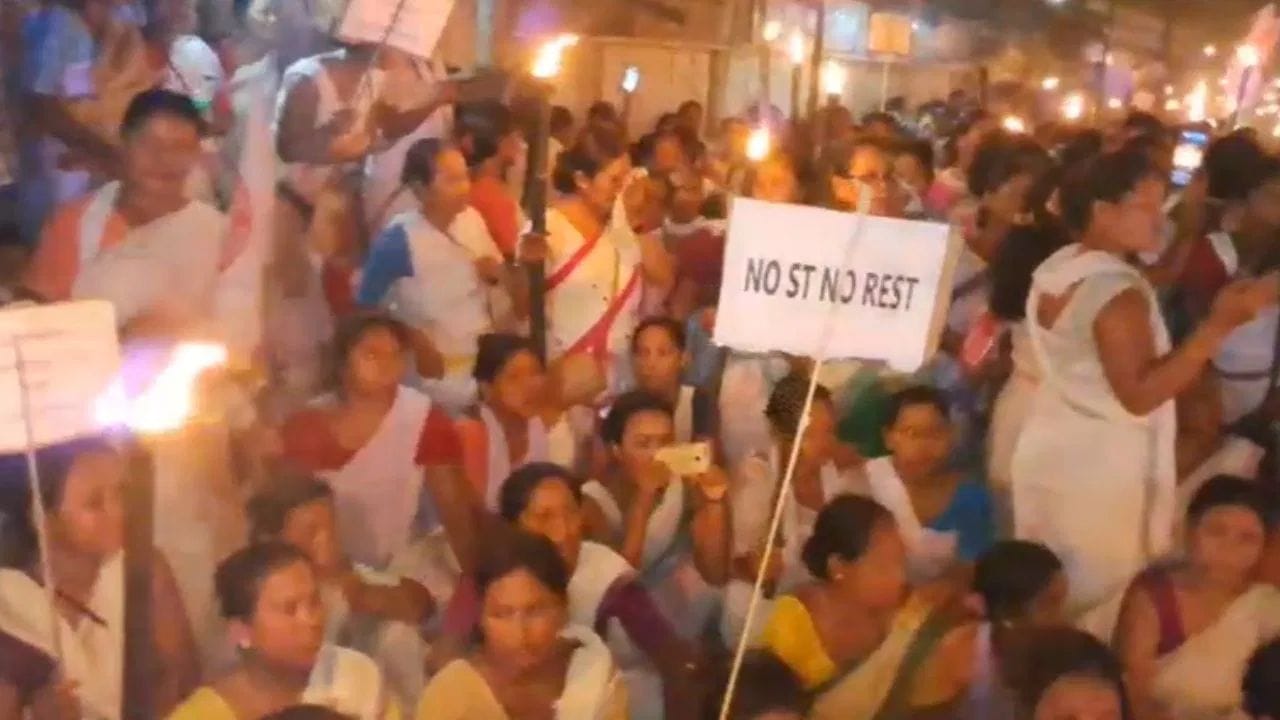 শেহতীয়া কিছুদিনৰ পৰা এই প্ৰসঙ্গত পুনৰ উত্তাল হৈছে ৰাজ্যৰ ৰাজনীতি। ৬ জনগোষ্ঠীয়ে জনজাতিকৰণৰ দাবীত শেহতীয়াকৈ ৰাজ্যজুৰি আন্দোলন গঢ়ি তোলাৰ বিপৰীতে বৰ্তমানৰ জনজাতিসমূহে ইয়াৰ তীব্ৰ বিৰোধিতা কৰি আহিছে।