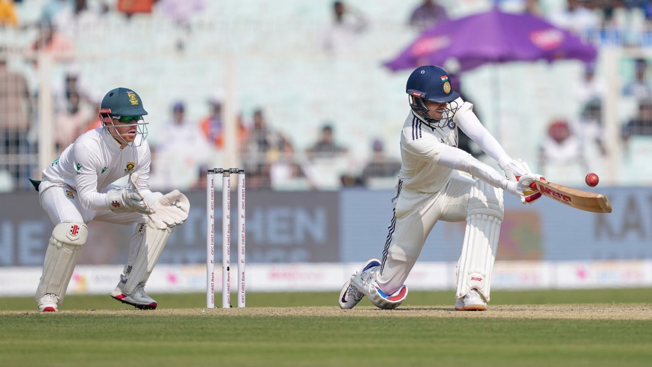 বৰ্ষাপাৰাত হ’বলগা দ্বিতীয় টেষ্টত ভাৰতৰ জয়ৰ আশা কৰিছে অনুৰাগীয়ে। পিছে দলৰ অধিনায়ক শুভমন গিলৰ আঘাতৰ বাবে এতিয়াও চিন্তামুক্ত হ’ব পৰা দল তথা অনুৰাগী। ইডেন টেষ্টৰ দ্বিতীয় দিনা ডিঙিৰ বিষৰ পিছতে খেলপথাৰ এৰা গিলে মেচখনত পুনৰ খেলপথাৰলৈ অহা নাছিল।