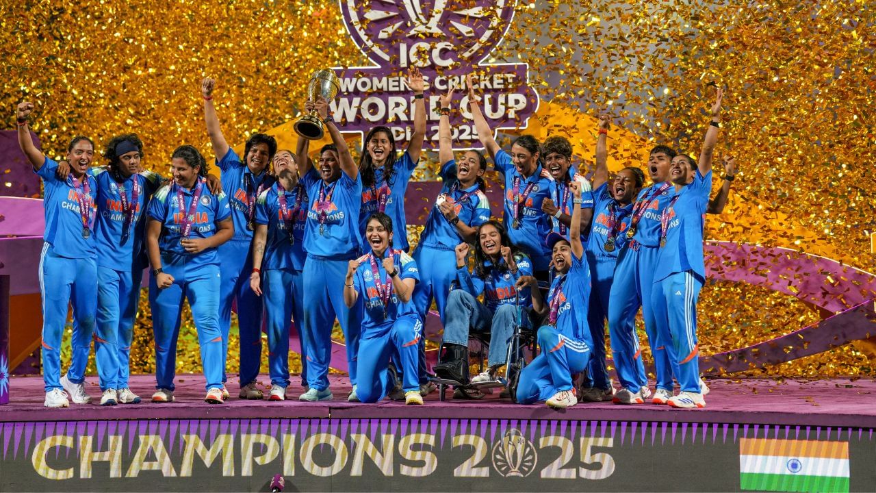 দেওবাৰে দক্ষিণ আফ্ৰিকাক পৰাস্ত কৰি এদিনীয়া মহিলা বিশ্বকাপ ২০২৫ৰ খিতাপ জয় কৰে ভাৰতে। হৰমনপ্ৰীত কৌৰ নেতৃত্বাধীন ভাৰতীয় দলে ইতিহাস সৃষ্টি কৰি পোন প্ৰথমবাৰৰ বাবে মহিলা ক্ৰিকেটৰ বিশ্বকাপত শ্ৰেষ্ঠত্ব অৰ্জন কৰে। পূৰ্বে দুবাৰ ফাইনেলত ব্যৰ্থ হ’লেও এইবাৰ ভাৰতে তুলি লয় আকাংক্ষিত ট্ৰফী।
