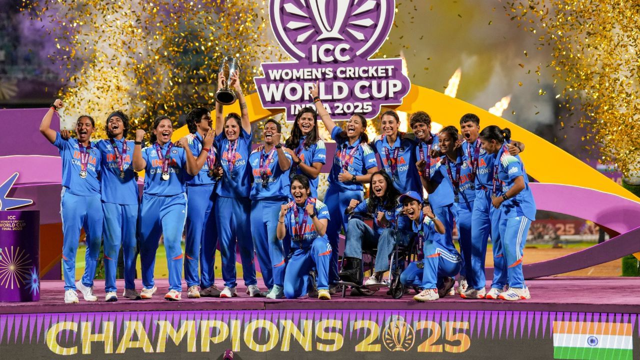 আইচিচি মহিলা বিশ্বকাপ ২০২৫ৰ ফাইনেলত দক্ষিণ আফ্ৰিকাক পৰাস্ত কৰি প্ৰথমবাৰৰ বাবে চেম্পিয়ন হয় ভাৰতীয় মহিলা ক্ৰিকেট দলে। বিশ্বজয়ৰ সূত্ৰে ভাৰতীয় দলে বিশ্বকাপ ট্ৰফীৰ লগতে বৃহৎ পৰিমাণৰ পুৰস্কাৰৰ ধন লাভ কৰে। ট্ৰফী প্ৰদানৰ পূৰ্বে খেলুৱৈসকলক পিন্ধোৱা হয় বিজয়ৰ পদক। পিছে দলৰ এগৰাকী খেলুৱৈয়ে নাপালে এই পদক।