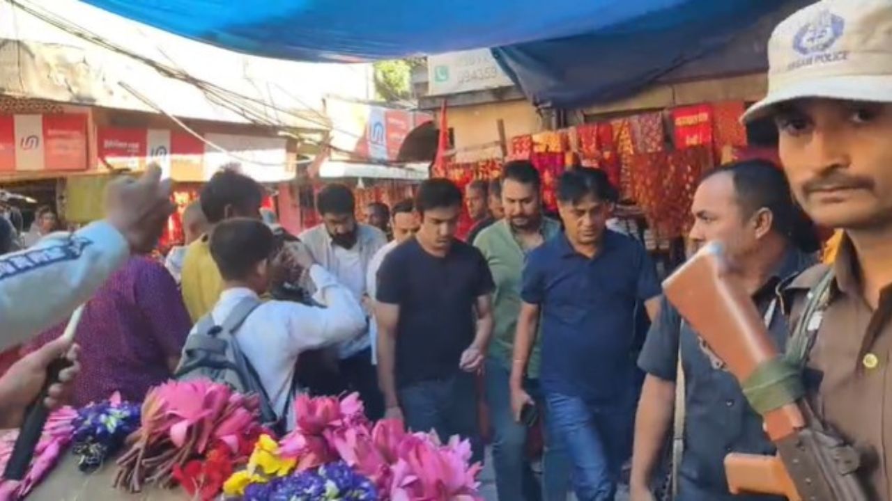 বুধবাৰে বিমান বন্দৰৰ পৰা পোনে পোনে ৰেডিচন ব্লু হোটেললৈ ৰাওনা হয় খেলুৱৈসকল। নিশাটো তাতে কটাই আজি মা কামাখ্যাক দৰ্শন কৰে ভাৰতীয় ক্ৰিকেট দলৰ মুখ্য প্ৰশিক্ষক গৌতম গম্ভীৰে। কটকটীয়া নিৰাপত্তাৰ মাজেৰে কামাখ্যা মন্দিৰত উপস্থিত হয় গম্ভীৰ।