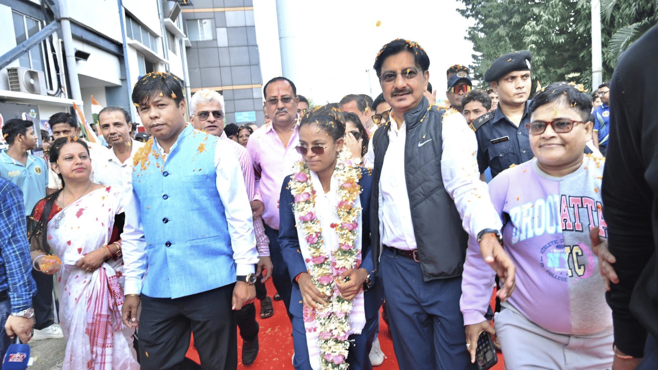 ইয়াৰ পাছতে কিছুদিন পূৰ্বে অসমত উমা উপস্থিত হৈছিল। কিন্তু তাৰ পাছতে আৰম্ভ হৈছিল বিতৰ্ক। উমাক চৰকাৰ বা ক্ৰিকেট সন্থাৰ পৰা সম্বৰ্ধনা জ্ঞাপন নকৰাৰ বাবে একাংশই কঠোৰ সমালোচনা কৰিছিল। তাৰ পাছতে আজি উমাক সম্বৰ্ধনা জনাই আৰু ধনৰাশি ঘোষণা কৰে অসম ক্ৰিকেট সন্থাৰ লগতে অসম চৰকাৰে।