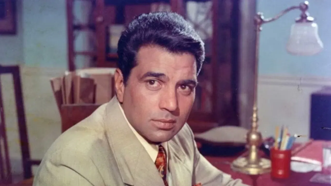 ১৯৭৫ চনত শ্বোলে বলীউডৰ অন্যতম জনপ্ৰিয় ছবি। য'ত অমিতাভ বচ্চন আৰু ধৰ্মেন্দ্ৰৰ যুটিয়ে সকলোৰে হৃদয় দখল কৰিলে। কিন্তু জানেনে, সেই সময়ত ধৰ্মেন্দ্ৰ আছিল বলীউডৰ সৰ্বাধিক দৰমহা পোৱা অভিনেতা। এই ছবিখনৰ বাবে তেওঁ ১.৫ কোটি টকা পাৰিশ্ৰমিক হিচাপে লৈছিল।