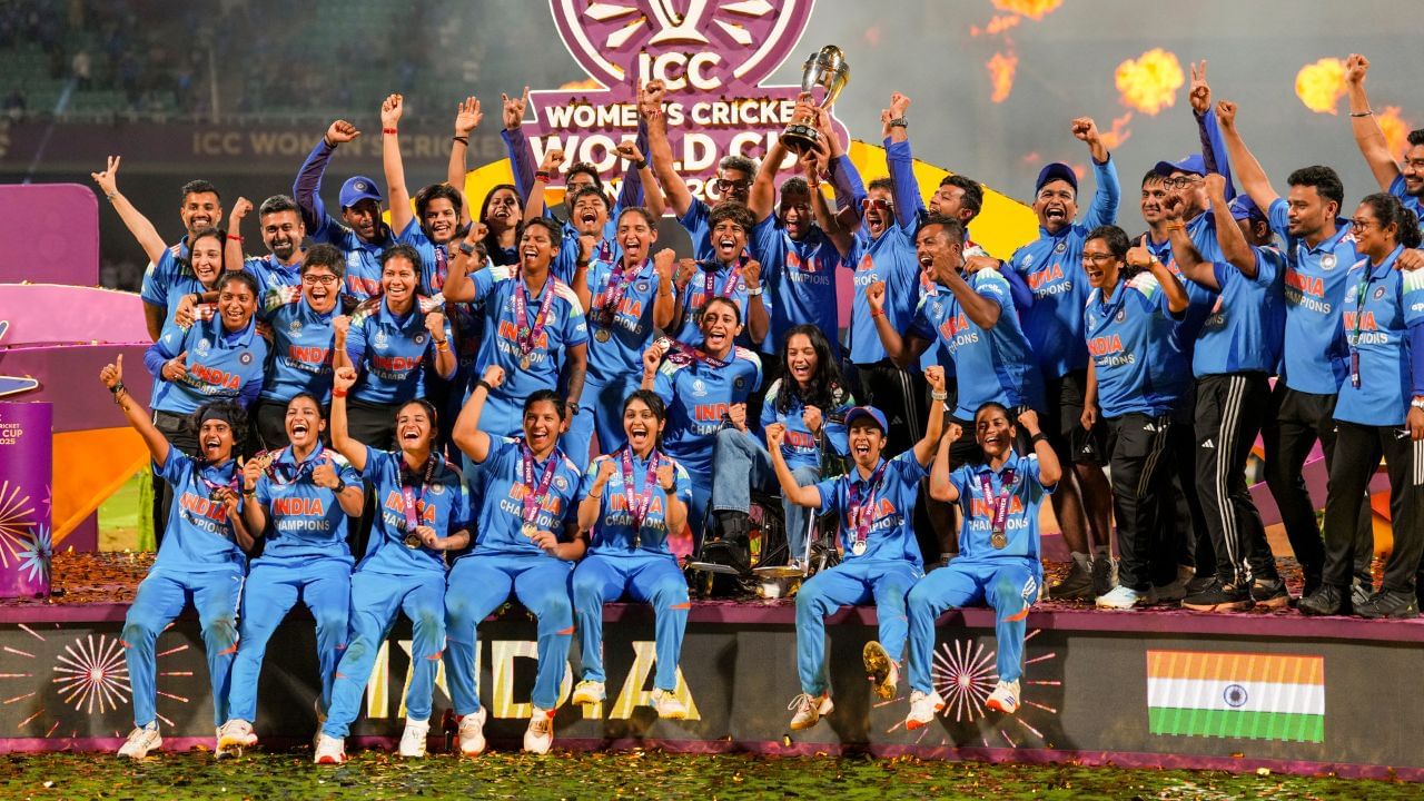 ভাৰতীয় ক্ৰিকেট ইতিহাসত এক চিৰ স্মৰণীয় দিন হিচাপে পৰিগণিত হয় ২ নৱেম্বৰৰ দিনটো। হৰমনপ্ৰীত কৌৰ নেতৃত্বাধীন ভাৰতীয় দলে ২ নৱেম্বৰ, দেওবাৰে ইতিহাস সৃষ্টি কৰি এদিনীয়া মহিলা বিশ্বকাপ ২০২৫ৰ চূড়ান্ত বিজয়ীৰ হাঁহি মাৰে।