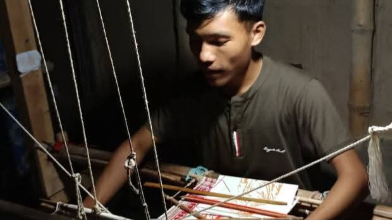 সৰুৰে পৰাই পঢ়া শুনাত চোকা বিজয়ে বিজ্ঞান শাখাত ৰাসায়ন বিভাগত স্নাতক ডিগ্ৰী লাভ কৰাৰ পিছত বৰ্তমান হস্ততাঁত বস্ত্ৰশিল্প অধ্যয়নৰত হৈ আছে।