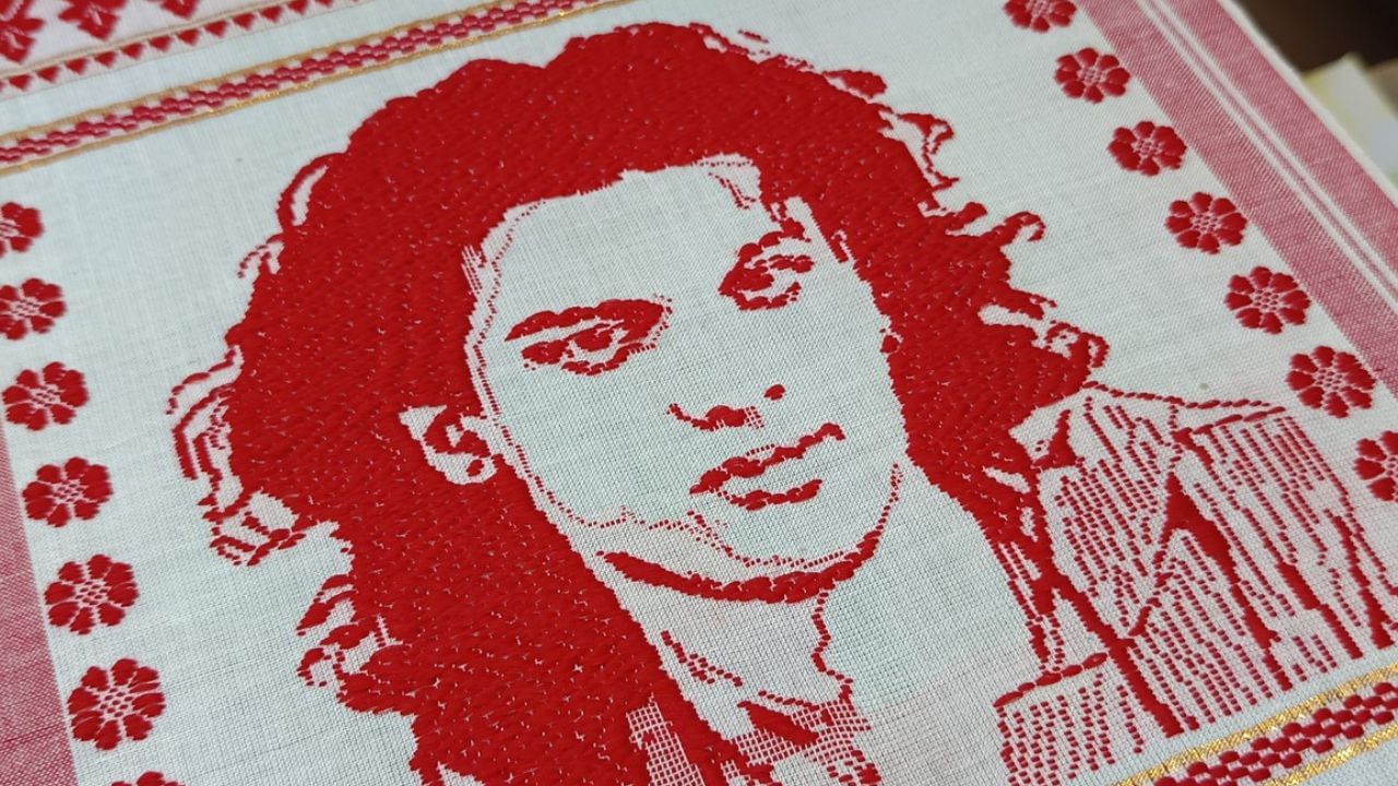 ৩ দিনত শিল্পী গৰাকীক গামোচাত প্ৰাণৱন্ত ৰূপ দিবলৈ সক্ষম হয় বিজয় দাসে। এইগৰাকী তামুলপুৰৰ প্ৰতিভাৱান যুৱকে সৰুৰে পৰাই পঢ়া শুনাৰ লগতে তাঁতশালত কাম কৰিবলৈ শিকিছিল।