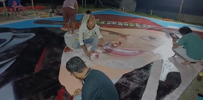 পাঠশালাত প্ৰাণৰ শিল্পী জুবিন গাৰ্গৰ ২৭ ফুট দৈৰ্ঘ্য আৰু ২০ ফুট বহলৰ বৃহৎ মুখ মণ্ডল অংকন। ৫০ সংখ্যক পাঠশালা ৰাস মহোৎসৱ উপলক্ষে অংকন কৰা হৈছে এই চিত্ৰ।