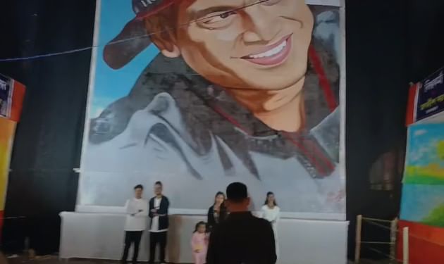 বজালী আৰ্ট নামৰ প্ৰতিষ্ঠানটোৰ চাৰিজন শিল্পীয়ে ২ দিনত অংকন কৰি উলিয়াইছে চিত্ৰখন।