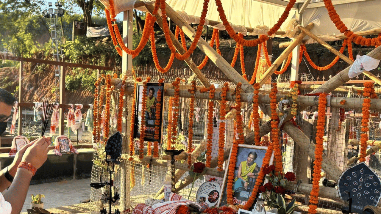 শৰ্মাই কয়, জুবিনে মদ খাব বিচৰা নাছিল। যোৰ কৰি খুৱাইছিল। এই প্ৰমাণ হোৱাৰ পাছতে গ্ৰেপ্তাৰ হ'ব জুবিন ক্ষেত্ৰত যোৱা মদাহী। ইয়াৰোপৰি বিৰোধিক সমালোচনা কৰি শৰ্মাই কয় যে, বিৰোধিয়ে যেতিয়া দেখিছে চৰকাৰ ন্যায় দিয়াৰ ক্ষেত্ৰত কঠোৰ, তেতিয়া অখিল গগৈয়ে কৈছে কেনেকৈ গ'ম পালে হত্যা কৰিলে বুলি। বিৰোধিৰ ৰাজনীতি কেৱল বিজেপিৰ সমালোচনাতে সীমিত বুলি কয় শৰ্মাই ।