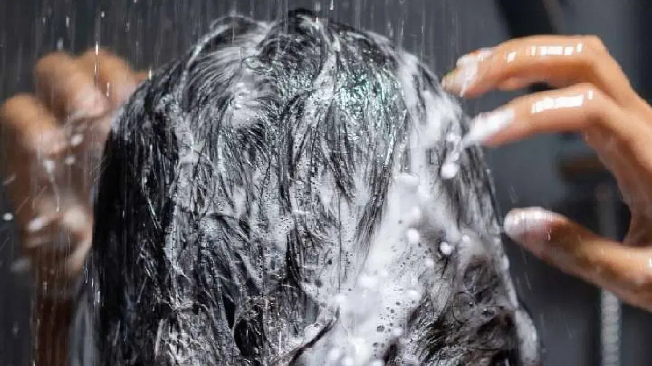 অনবৰতে গৰম পানীৰে গা ধুলে কেৱল চুলিতে নহয় ছালৰ ওপৰতো বেয়া প্ৰভাৱ পৰে। ইয়াৰ কাৰণে কিছুদিন পিছত ছালখন অধিক শুকান আৰু খজুৱতি হয়। গৰম পানীৰে গা ধোৱাটো অতি ক্ষতিকাৰক। আপোনাৰ চুলিত ইয়াৰ প্ৰত্যক্ষ প্ৰভাৱ পৰে। বহু সমস্যাৰ সৃষ্টি কৰে। গতিকে গৰম পানীৰে চুলি ধোৱাৰ আগতে ১০০ বাৰ চিন্তা কৰাটো ভাল।