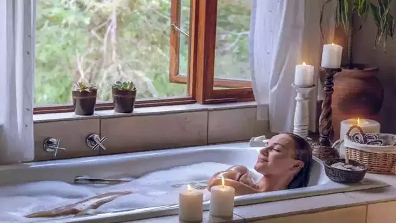 অনবৰতে গৰম পানীৰে মূৰটো গা ধুলে চুলি সৰা আৰু উফিৰ দৰে সমস্যাৰ সৃষ্টি হ’ব পাৰে। এবাৰ উফিপ সমস্যা সহজে শেষ নহয়। সেয়ে স্বাস্থ্য বিশেষজ্ঞৰ মতে কুহুমীয়া পানীৰে গা ধোৱাই ভাল।