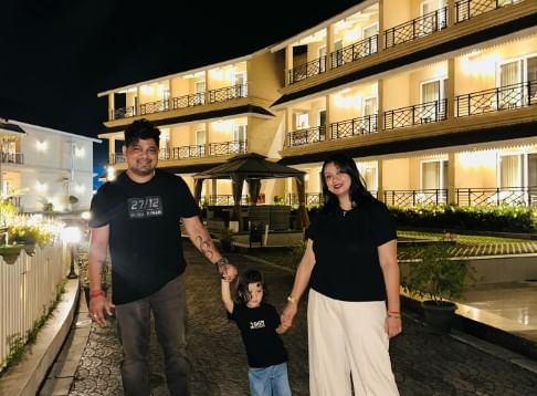 সংগীতৰ পথাৰত বহু কষ্ট কৰি নিজৰ সুপৰিচয় গঢ়িবলৈ সক্ষম হৈছে নীলে। আজিৰ এই বিশেষ দিনটোত নীললৈ থাকিল জন্মদিনৰ অলেখ অজুত শুভকামনা ।